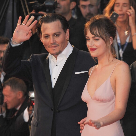 Johnny Depp et Dakota Johnson - Tapis rouge du film Black Mass (Strictly Criminal) lors du 72ème festival du film de Venise (la Mostra), le 4 septembre 2015.