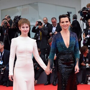 Lou de Laage et Juliette Binoche - Avant-première de L'Attesa dans le cadre du 72e festival du film de Venise en Italie le 5 septembre 2015