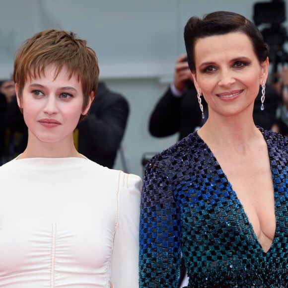 Lou de Laage et Juliette Binoche - Avant-première de L'Attesa dans le cadre du 72e festival du film de Venise en Italie le 5 septembre 2015