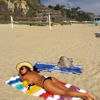 Nicole Scherzinger torride à la plage : La bombe tombe le haut !
