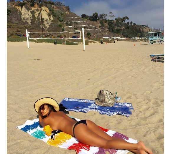 Nicole Scherzinger torride en maillot de bain / photo postée sur le compte Instagram de la chanteuse américaine.
