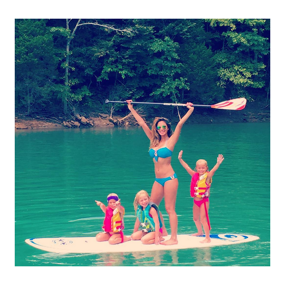Nicole Scherzinger trop sexy sur son paddle / photo postée sur le compte Instagram de la chanteuse américaine.
