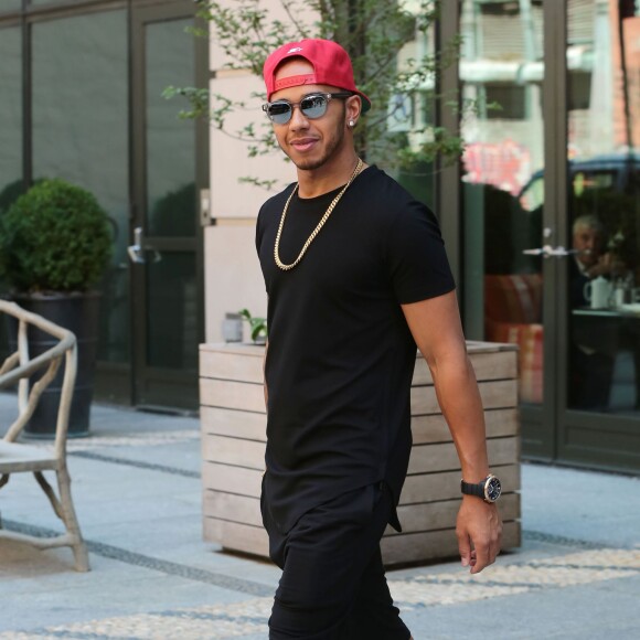 Lewis Hamilton quitte un défilé de mode homme à New York le 16 juillet 2015