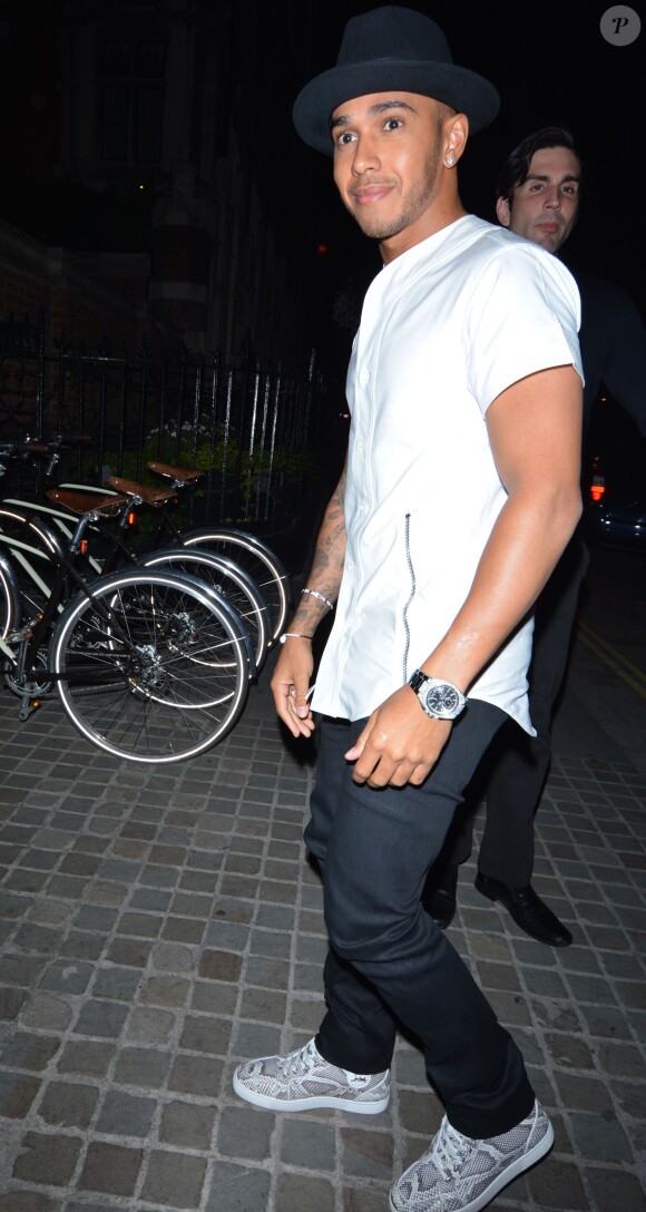 Lewis Hamilton va dîner dans un restaurant à Londres le 9 juillet 2015.