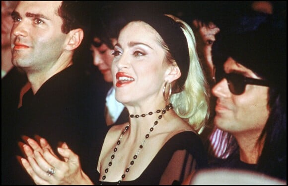 Madonna et Christopher Ciccone au défilé Jean Paul Gaultier à Paris, le 19 octobre 1990.