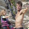 Exclusif - L'acteur David Chokachi (Alerte à Malibu) avec sa femme Susan Brubaker et leur fille sur la plage de Malibu le 22 août 2015.