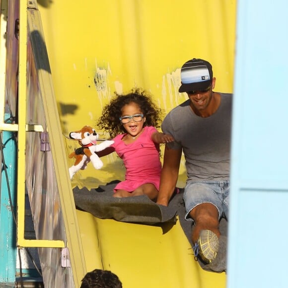 Mariah Carey passe la journée avec ses enfants Monroe et Moroccan dans un parc d'attractions avec un ami à Malibu, le 7 septembre 2015, puis se rend à la foire "Kiwanis Chili Cook-Off And Fair".