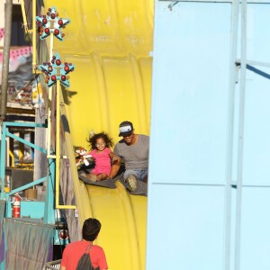 Mariah Carey passe la journée avec ses enfants Monroe et Moroccan dans un parc d'attractions avec un ami à Malibu, le 7 septembre 2015, puis se rend à la foire "Kiwanis Chili Cook-Off And Fair".