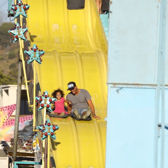 Mariah Carey passe la journée avec ses enfants Monroe et Moroccan dans un parc d'attractions avec un ami à Malibu, le 7 septembre 2015, puis se rend à la foire "Kiwanis Chili Cook-Off And Fair".