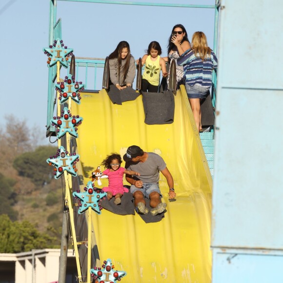 Mariah Carey passe la journée avec ses enfants Monroe et Moroccan dans un parc d'attractions avec un ami à Malibu, le 7 septembre 2015, puis se rend à la foire "Kiwanis Chili Cook-Off And Fair".