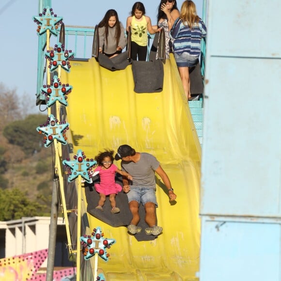 Mariah Carey passe la journée avec ses enfants Monroe et Moroccan dans un parc d'attractions avec un ami à Malibu, le 7 septembre 2015, puis se rend à la foire "Kiwanis Chili Cook-Off And Fair".