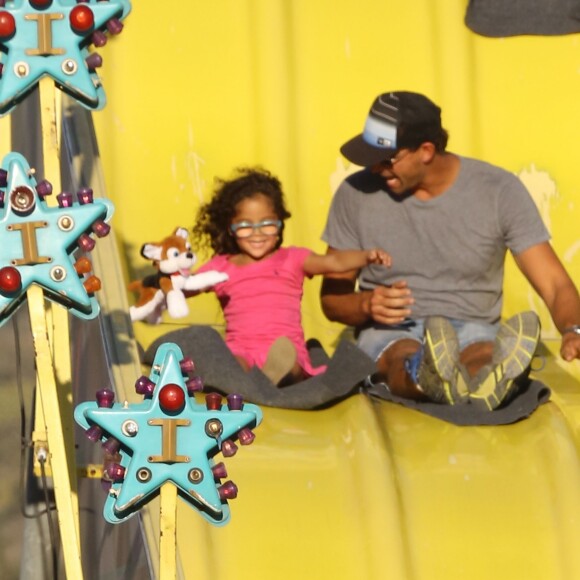 Mariah Carey passe la journée avec ses enfants Monroe et Moroccan dans un parc d'attractions avec un ami à Malibu, le 7 septembre 2015, puis se rend à la foire "Kiwanis Chili Cook-Off And Fair".