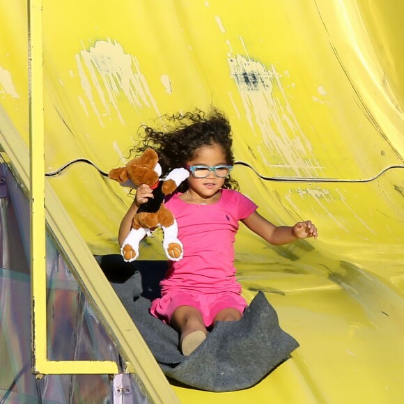 Mariah Carey passe la journée avec ses enfants Monroe et Moroccan dans un parc d'attractions avec un ami à Malibu, le 7 septembre 2015, puis se rend à la foire "Kiwanis Chili Cook-Off And Fair".