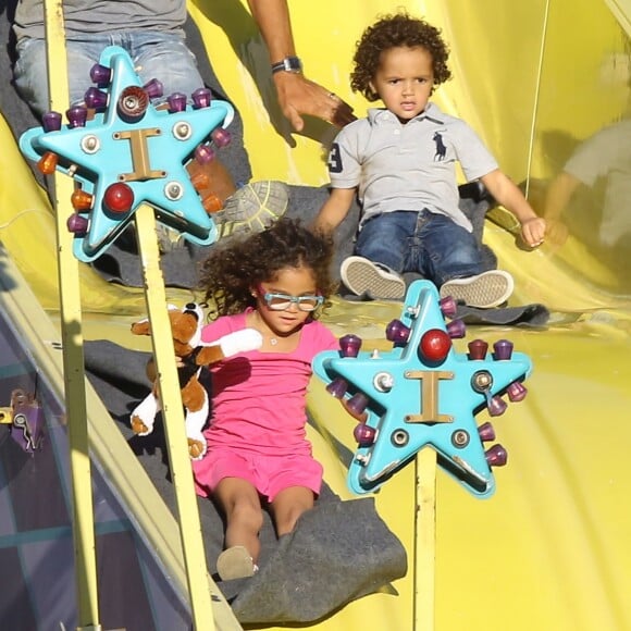 Mariah Carey passe la journée avec ses enfants Monroe et Moroccan dans un parc d'attractions avec un ami à Malibu, le 7 septembre 2015, puis se rend à la foire "Kiwanis Chili Cook-Off And Fair".