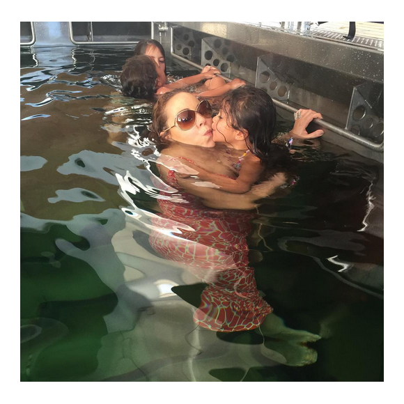 Mariah Carey dans la piscine avec ses enfans / photo postée sur le compte Instagram de la chanteuse américaine.