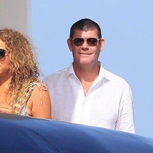 Mariah Carey et James Packer - Mariah Carey trébuche dans l'escalier à la descente du yacht Arctic à Formentera le 1er juillet 2015