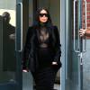 Kim Kardashian, enceinte et tout de noir vêtue, quitte l'appartement de son mari Kanye West à Soho. New York, le 8 septembre 2015.