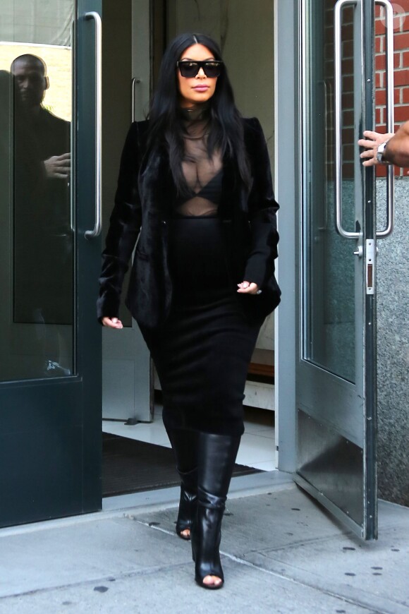 Kim Kardashian, enceinte et tout de noir vêtue, quitte l'appartement de son mari Kanye West à Soho. New York, le 8 septembre 2015.