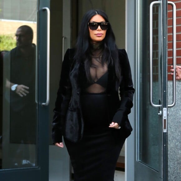 Kim Kardashian, enceinte et tout de noir vêtue, quitte l'appartement de son mari Kanye West à Soho. New York, le 8 septembre 2015.