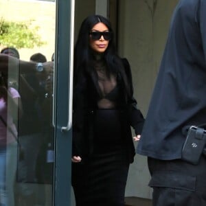 Kim Kardashian, enceinte et tout de noir vêtue, quitte l'appartement de son mari Kanye West à Soho. New York, le 8 septembre 2015.