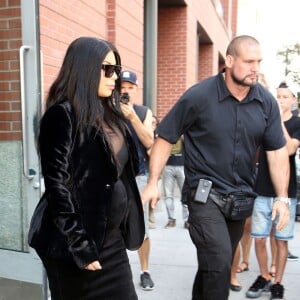 Kim Kardashian, enceinte et tout de noir vêtue, quitte l'appartement de son mari Kanye West à Soho. New York, le 8 septembre 2015.