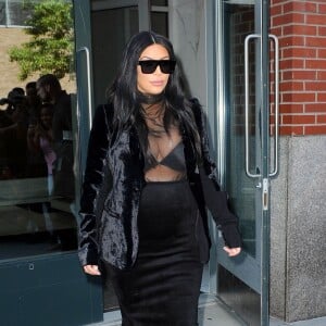 Kim Kardashian, enceinte et tout de noir vêtue, quitte l'appartement de son mari Kanye West à Soho. New York, le 8 septembre 2015.