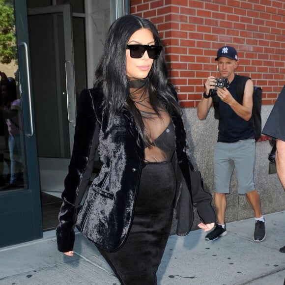 Kim Kardashian, enceinte et tout de noir vêtue, quitte l'appartement de son mari Kanye West à Soho. New York, le 8 septembre 2015.