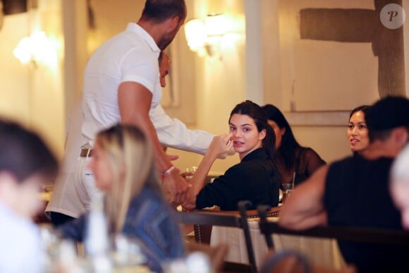 Kim Kardashian et sa petite soeur Kendall déjeunent au restaurant Cipriani Downtown à New York, le 8 septembre 2015.