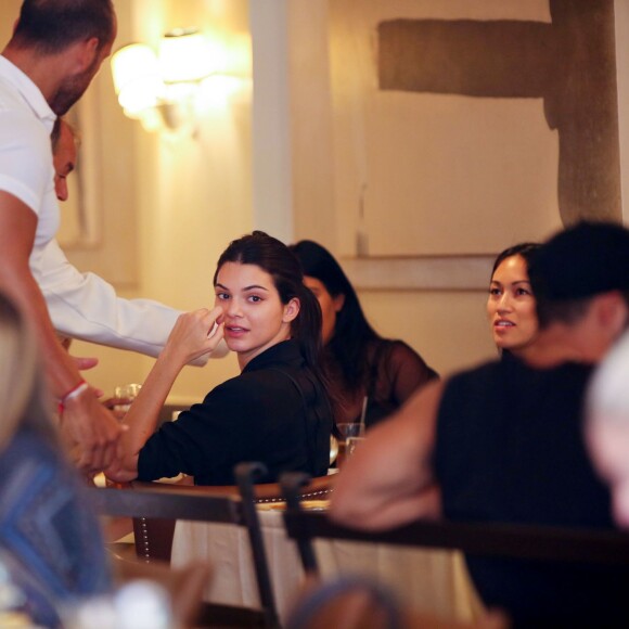 Kim Kardashian et sa petite soeur Kendall déjeunent au restaurant Cipriani Downtown à New York, le 8 septembre 2015.