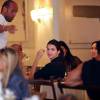 Kim Kardashian et sa petite soeur Kendall déjeunent au restaurant Cipriani Downtown à New York, le 8 septembre 2015.