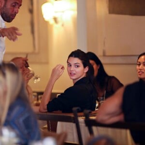 Kim Kardashian et sa petite soeur Kendall déjeunent au restaurant Cipriani Downtown à New York, le 8 septembre 2015.