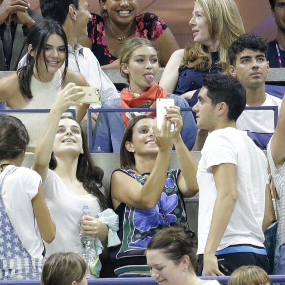 Kendall Jenner, Gigi Hadid et Joe Jonas assistent au quart de finale féminin de l'US Open opposant les soeurs Venus et Serena Williams à l'Arthur Ashe Stadium, au USTA Billie Jean King National Tennis Center. New York, le 8 septembre 2015.