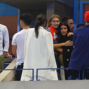 Aziz Ansari, Joe Jonas, Gigi Hadid, Kendall Jenner et Kim Kardashian assistent au quart de finale féminin de l'US Open opposant les soeurs Venus et Serena Williams à l'Arthur Ashe Stadium, au USTA Billie Jean King National Tennis Center. New York, le 8 septembre 2015.