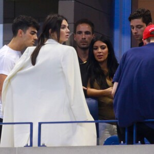 Joe Jonas, Gigi Hadid, Kendall Jenner et Kim Kardashian assistent au quart de finale féminin de l'US Open opposant les soeurs Venus et Serena Williams à l'Arthur Ashe Stadium, au USTA Billie Jean King National Tennis Center. New York, le 8 septembre 2015.