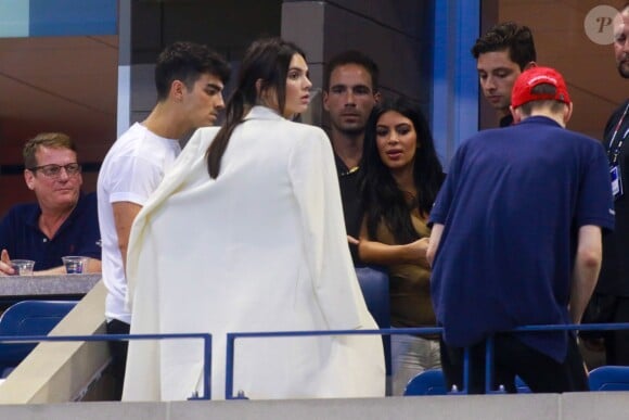 Joe Jonas, Gigi Hadid, Kendall Jenner et Kim Kardashian assistent au quart de finale féminin de l'US Open opposant les soeurs Venus et Serena Williams à l'Arthur Ashe Stadium, au USTA Billie Jean King National Tennis Center. New York, le 8 septembre 2015.