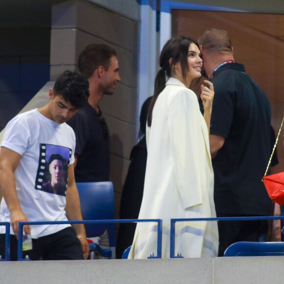 Joe Jonas, Gigi Hadid, Kendall Jenner et Kim Kardashian assistent au quart de finale féminin de l'US Open opposant les soeurs Venus et Serena Williams à l'Arthur Ashe Stadium, au USTA Billie Jean King National Tennis Center. New York, le 8 septembre 2015.