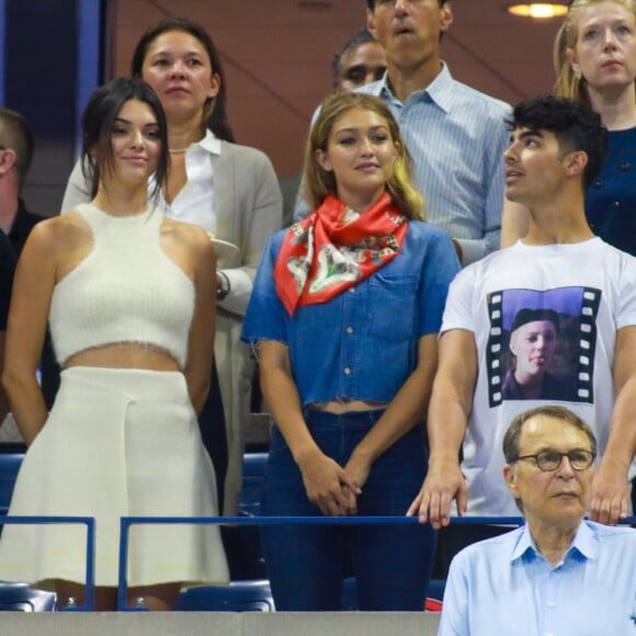 Kendall Jenner, Gigi Hadid et Joe Jonas assistent au quart de finale féminin de l'US Open opposant les soeurs Venus et Serena Williams à l'Arthur Ashe Stadium, au USTA Billie Jean King National Tennis Center. New York, le 8 septembre 2015.