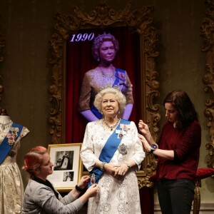 Statue de la reine Elizabeth II dans sa tenue du jubilé de diamant installée au Musée Madame Tussauds de Londres le 7 septembre 2015 au motif du nouveau record de longévité sur le trône qu'elle établissait deux jours plus tard, le 9 septembre.