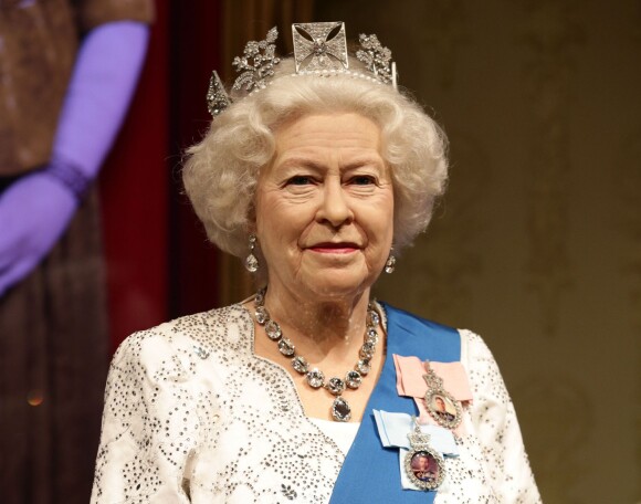 Statue de la reine Elizabeth II dans sa tenue du jubilé de diamant installée au Musée Madame Tussauds de Londres le 7 septembre 2015 au motif du nouveau record de longévité sur le trône qu'elle établissait deux jours plus tard, le 9 septembre.