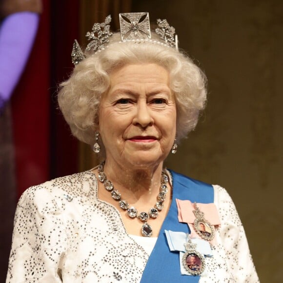 Statue de la reine Elizabeth II dans sa tenue du jubilé de diamant installée au Musée Madame Tussauds de Londres le 7 septembre 2015 au motif du nouveau record de longévité sur le trône qu'elle établissait deux jours plus tard, le 9 septembre.