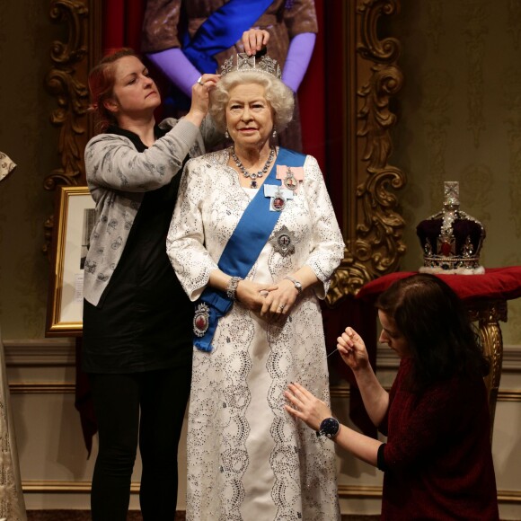 Statue de la reine Elizabeth II dans sa tenue du jubilé de diamant installée au Musée Madame Tussauds de Londres le 7 septembre 2015 au motif du nouveau record de longévité sur le trône qu'elle établissait deux jours plus tard, le 9 septembre.