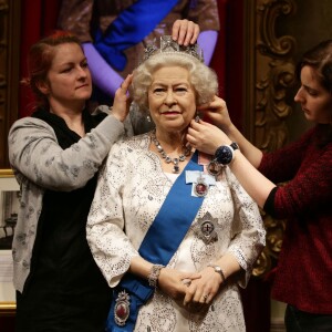 Statue de la reine Elizabeth II dans sa tenue du jubilé de diamant installée au Musée Madame Tussauds de Londres le 7 septembre 2015 au motif du nouveau record de longévité sur le trône qu'elle établissait deux jours plus tard, le 9 septembre.