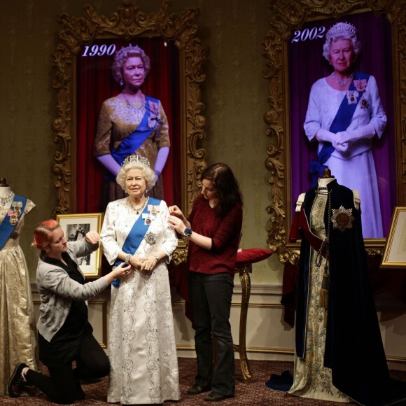 Statue de la reine Elizabeth II dans sa tenue du jubilé de diamant installée au Musée Madame Tussauds de Londres le 7 septembre 2015 au motif du nouveau record de longévité sur le trône qu'elle établissait deux jours plus tard, le 9 septembre.