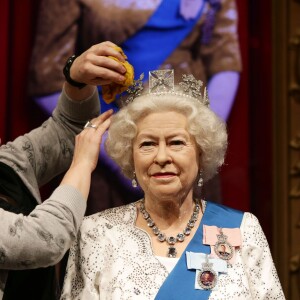 Statue de la reine Elizabeth II dans sa tenue du jubilé de diamant installée au Musée Madame Tussauds de Londres le 7 septembre 2015 au motif du nouveau record de longévité sur le trône qu'elle établissait deux jours plus tard, le 9 septembre.