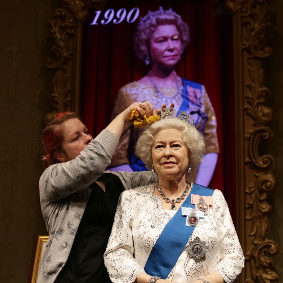 Statue de la reine Elizabeth II dans sa tenue du jubilé de diamant installée au Musée Madame Tussauds de Londres le 7 septembre 2015 au motif du nouveau record de longévité sur le trône qu'elle établissait deux jours plus tard, le 9 septembre.