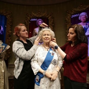 Statue de la reine Elizabeth II dans sa tenue du jubilé de diamant installée au Musée Madame Tussauds de Londres le 7 septembre 2015 au motif du nouveau record de longévité sur le trône qu'elle établissait deux jours plus tard, le 9 septembre.