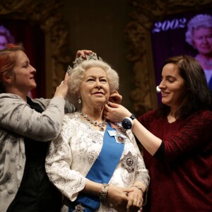 Statue de la reine Elizabeth II dans sa tenue du jubilé de diamant installée au Musée Madame Tussauds de Londres le 7 septembre 2015 au motif du nouveau record de longévité sur le trône qu'elle établissait deux jours plus tard, le 9 septembre.