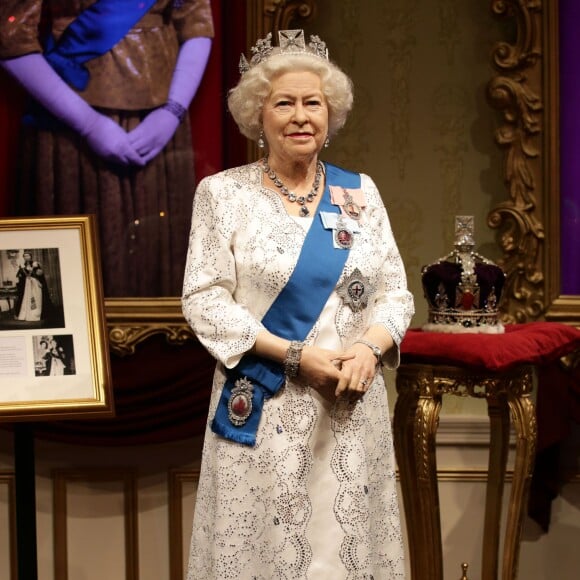 Statue de la reine Elizabeth II dans sa tenue du jubilé de diamant installée au Musée Madame Tussauds de Londres le 7 septembre 2015 au motif du nouveau record de longévité sur le trône qu'elle établissait deux jours plus tard, le 9 septembre.