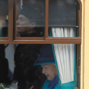 La reine Elizabeth II, accompagnée par son époux le duc d'Edimbourg, inaugurait une nouvelle voie de chemin de fer à la frontière anglo-écossaise le 9 septembre 2015, jour où elle dépassait le record de longévité sur le trône de sa trisaïeule la reine-impératrice Victoria.