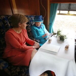 La reine Elizabeth II, accompagnée par son époux le duc d'Edimbourg, inaugurait une nouvelle voie de chemin de fer à la frontière anglo-écossaise le 9 septembre 2015, jour où elle dépassait le record de longévité sur le trône de sa trisaïeule la reine-impératrice Victoria.